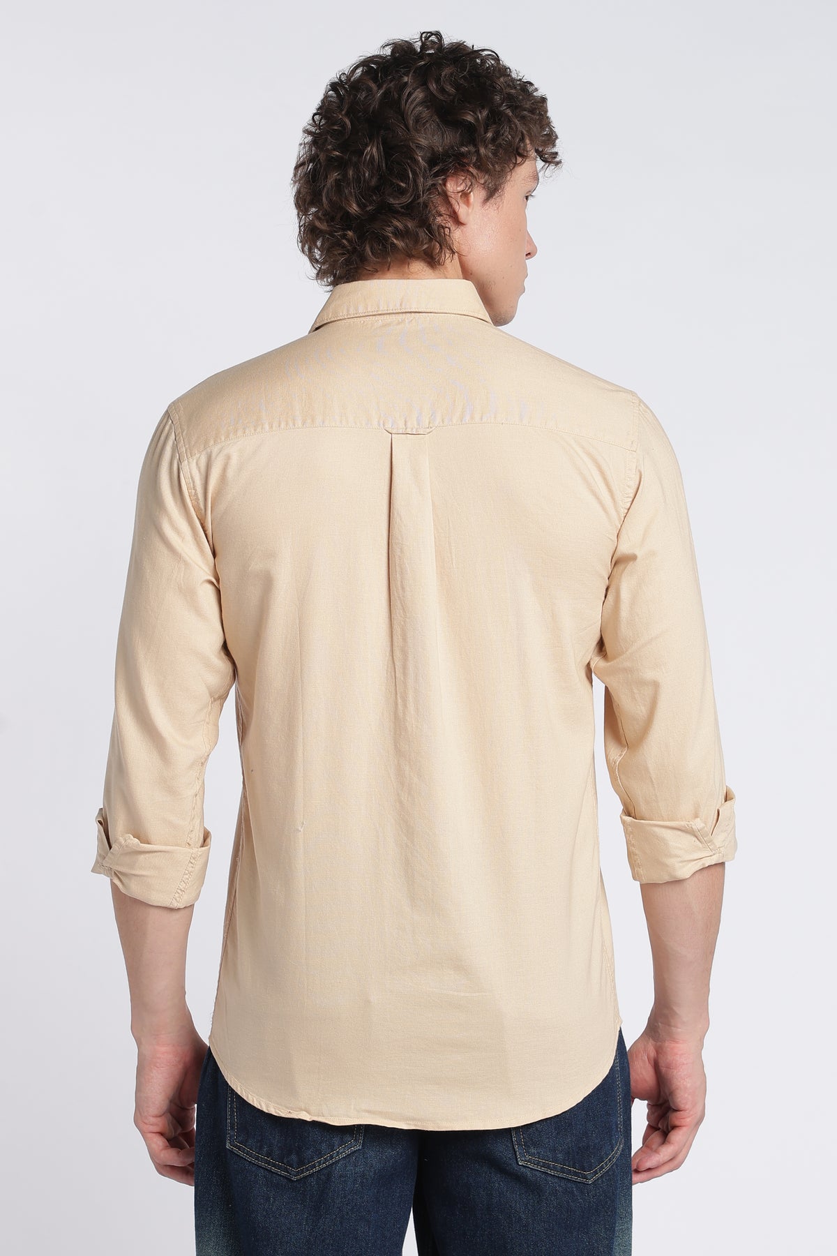 Man wearing 2DUDES light brown regular-fit shirt with dark jeans